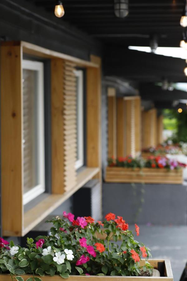 Motel The Vine On Main Stamford Exteriér fotografie